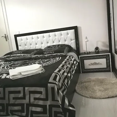 Black & White Luxury Κλουζ-Ναπόκα