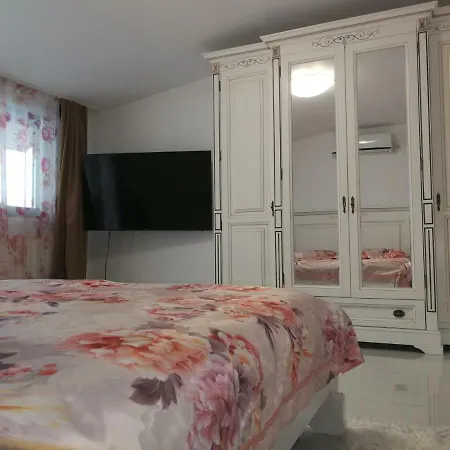 Black & White Luxury Κλουζ-Ναπόκα
